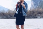 liebreizend-mbym-schwarzes-kleid-jeansjacke-sneakers-4.jpg