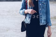 liebreizend-mbym-schwarzes-kleid-jeansjacke-sneakers-13.jpg